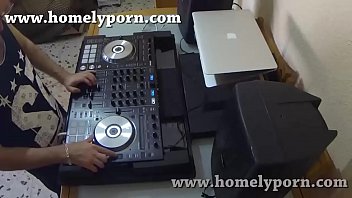 Bredvid mixern djing med pussy flow f&ouml;r fler videor p&aring;