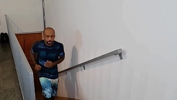 Deixei meu amigo sair de casa e fui visitar a mulher dele