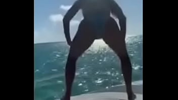 Luiza sonsa mostrando sua habilidade