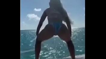 Luiza sonsa mostrando sua habilidade