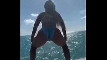 Luiza sonsa mostrando sua habilidade