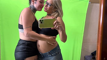 Peguei minha professora da faculdade se masturbando no banheiro feminino não aguentei e comecei a chupar ela equando ela chupava meu amigo de sala ela ficou toda molhada