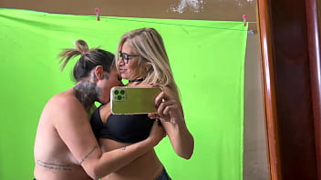 Peguei minha professora da faculdade se masturbando no banheiro feminino não aguentei e comecei a chupar ela equando ela chupava meu amigo de sala ela ficou toda molhada