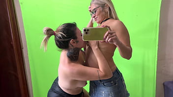 Peguei minha professora da faculdade se masturbando no banheiro feminino não aguentei e comecei a chupar ela equando ela chupava meu amigo de sala ela ficou toda molhada