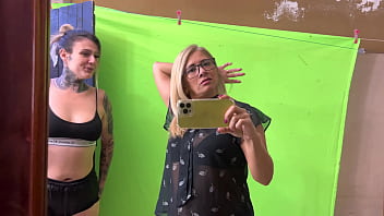 Peguei minha professora da faculdade se masturbando no banheiro feminino não aguentei e comecei a chupar ela equando ela chupava meu amigo de sala ela ficou toda molhada