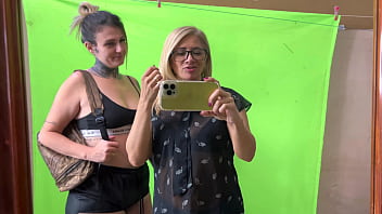 Peguei minha professora da faculdade se masturbando no banheiro feminino não aguentei e comecei a chupar ela equando ela chupava meu amigo de sala ela ficou toda molhada