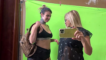 Peguei minha professora da faculdade se masturbando no banheiro feminino não aguentei e comecei a chupar ela equando ela chupava meu amigo de sala ela ficou toda molhada