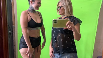 Peguei minha professora da faculdade se masturbando no banheiro feminino não aguentei e comecei a chupar ela equando ela chupava meu amigo de sala ela ficou toda molhada