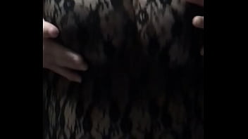 Mi esposa mostrando sus grandes pechos