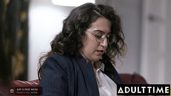 Lesbian reporter gives in to nude milf's advances Lesbian reporter gives in to nude milf's advances