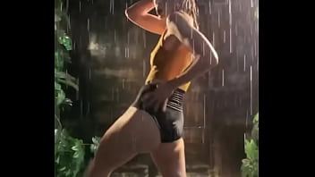 Мокрая девушка