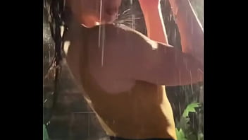 Мокрая девушка