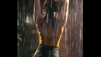 Мокрая девушка