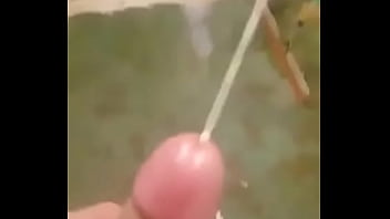 Mi verga escupiendo mis chorros y chorros de leche