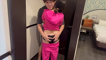 「早く太いの挿れて欲しい…」ラブホに入ってすぐ鍵閉めて玄関でsexするカップル。 「早く太いの挿れて欲しい…」ラブホに入ってすぐ鍵閉めて玄関でsexするカップル。