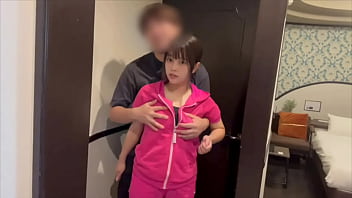 「早く太いの挿れて欲しい…」ラブホに入ってすぐ鍵閉めて玄関でsexするカップル。