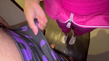 「早く太いの挿れて欲しい…」ラブホに入ってすぐ鍵閉めて玄関でsexするカップル。