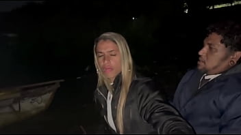 Minha esposa dando pra outro na areia da praia