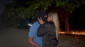 Minha esposa dando pra outro na areia da praia