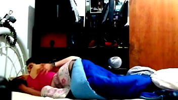 Nos enamoramos teniendo sexo en la cama de sus padres