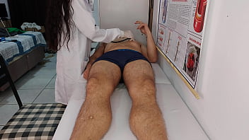 Enfermeira magrinha observa ereção do paciente