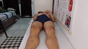 Enfermeira magrinha observa ereção do paciente