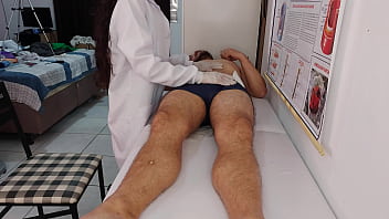 Enfermeira magrinha observa ereção do paciente