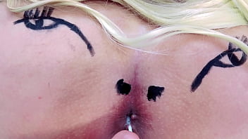 Mentes maliciosas vão dizer que é um cu rosinha chupando pirulito completo no sheer e red