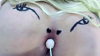 Mentes maliciosas vão dizer que é um cu rosinha chupando pirulito completo no sheer e red