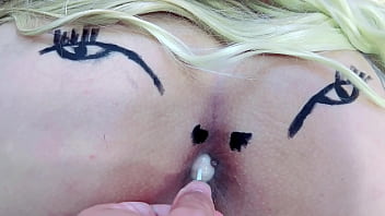 Mentes maliciosas vão dizer que é um cu rosinha chupando pirulito completo no sheer e red