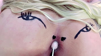 Mentes maliciosas vão dizer que é um cu rosinha chupando pirulito completo no sheer e red