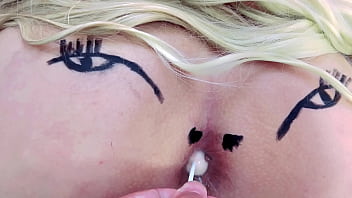 Mentes maliciosas vão dizer que é um cu rosinha chupando pirulito completo no sheer e red