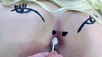 Mentes maliciosas vão dizer que é um cu rosinha chupando pirulito completo no sheer e red