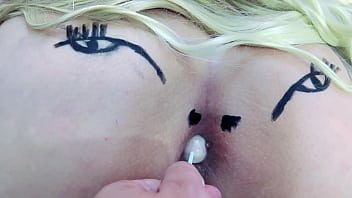 Mentes maliciosas vão dizer que é um cu rosinha chupando pirulito completo no sheer e red