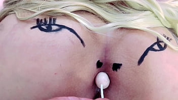 Mentes maliciosas vão dizer que é um cu rosinha chupando pirulito completo no sheer e red