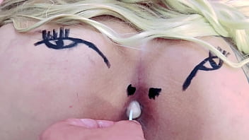 Mentes maliciosas vão dizer que é um cu rosinha chupando pirulito completo no sheer e red