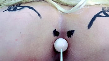 Mentes maliciosas vão dizer que é um cu rosinha chupando pirulito completo no sheer e red