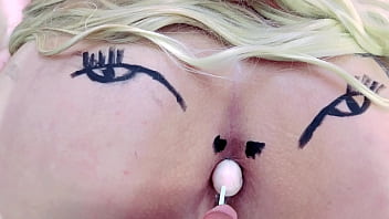 Mentes maliciosas vão dizer que é um cu rosinha chupando pirulito completo no sheer e red