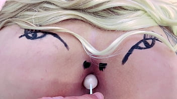 Mentes maliciosas vão dizer que é um cu rosinha chupando pirulito completo no sheer e red