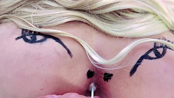 Mentes maliciosas vão dizer que é um cu rosinha chupando pirulito completo no sheer e red