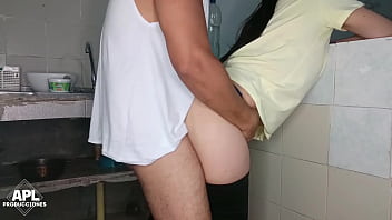 Mientras hablo con la amiga de mi madrastra en la cocina le termino tocando su jugoso coño hasta follarla ella no sabia que la esba granbando