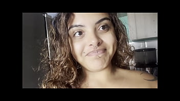 Tomando café pelada seios grandes conversando com a câmera