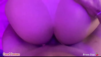 Engasgando no pau grande do marido e depois ele fodeu meu cuzinho sem pena até gozar ai meu cú caralho