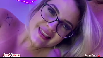 Engasgando no pau grande do marido e depois ele fodeu meu cuzinho sem pena até gozar ai meu cú caralho