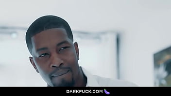 Rina ellis strikes up a conversation with the bartender