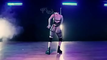 Teibolera venezolana moviendo las nalgas Teibolera venezolana moviendo las nalgas