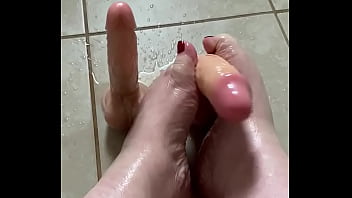 Oil and 2 dildos