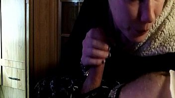 Amateur hottie sucks her boyfriends big fat cock til he cums