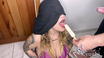 Jogo do sorvete enchi minha meia irmã de porra enquanto saboreava o sorvete