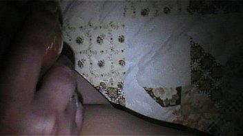 Chilena juega con una zanahoria